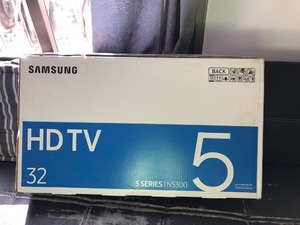 SAMSUNG SMART 32' HD TV - 2