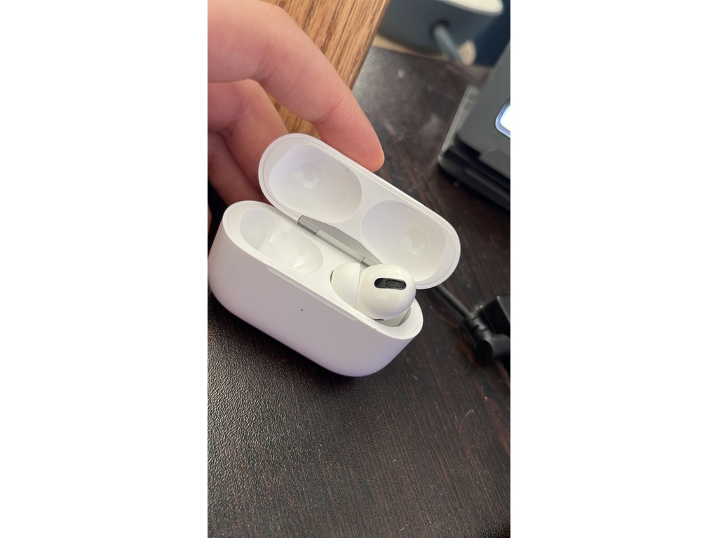AirPods Pro only right ear - 1