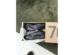 New DS Yeezy 700 v3 US 10.5 (clay brown)