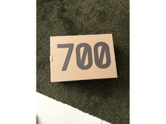 New DS Yeezy 700 v3 US 10.5 (clay brown)