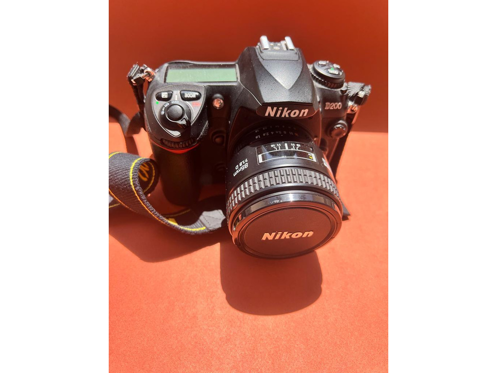 Nikon D200 with 85mm lens - 248AM Classifieds
