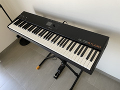 Studiologic SL73 MIDI Keyboard - 1
