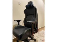 Razer iskur chair - 4