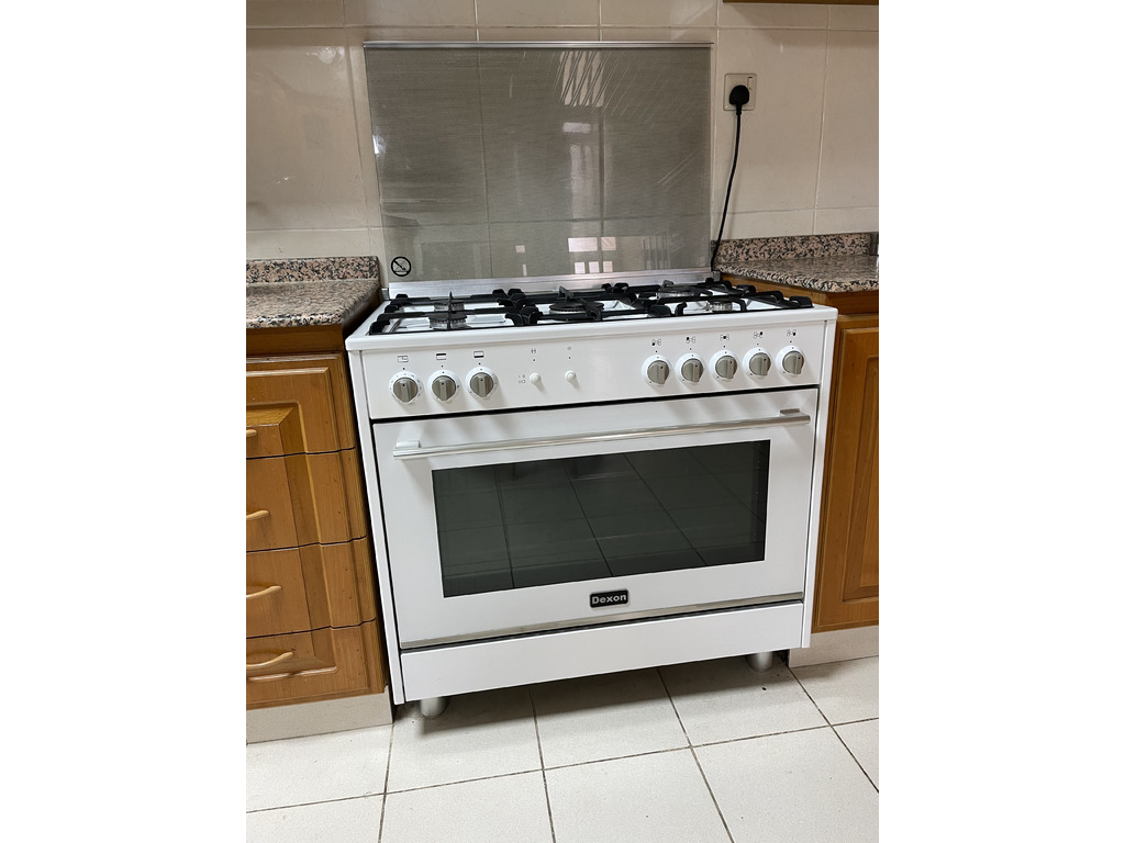 Gas 5 ring hob and oven - 1