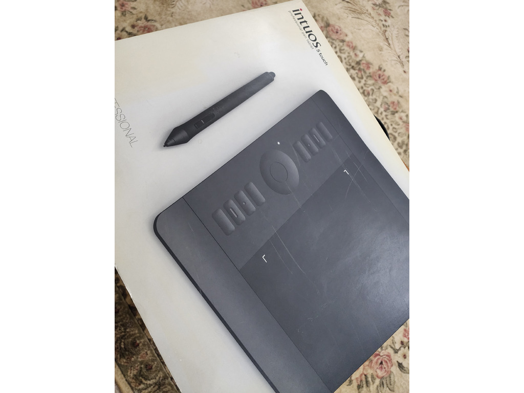 PRISTINE CONDITION Wacom Intuos 5 Touch Medium with wireless kit - 1