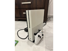 Xbox One S 2TB + 6 Games