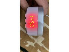 WIRELESS CHARGER WITH DIGITAL CLOCK.