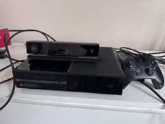 Xbox One with Kinect and 1 controller and 2 games