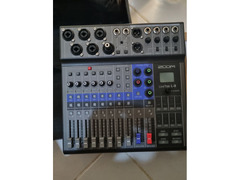 Zoom live track L8 mixer