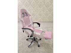 Brand New Streaming / Gaming chair with leg rest